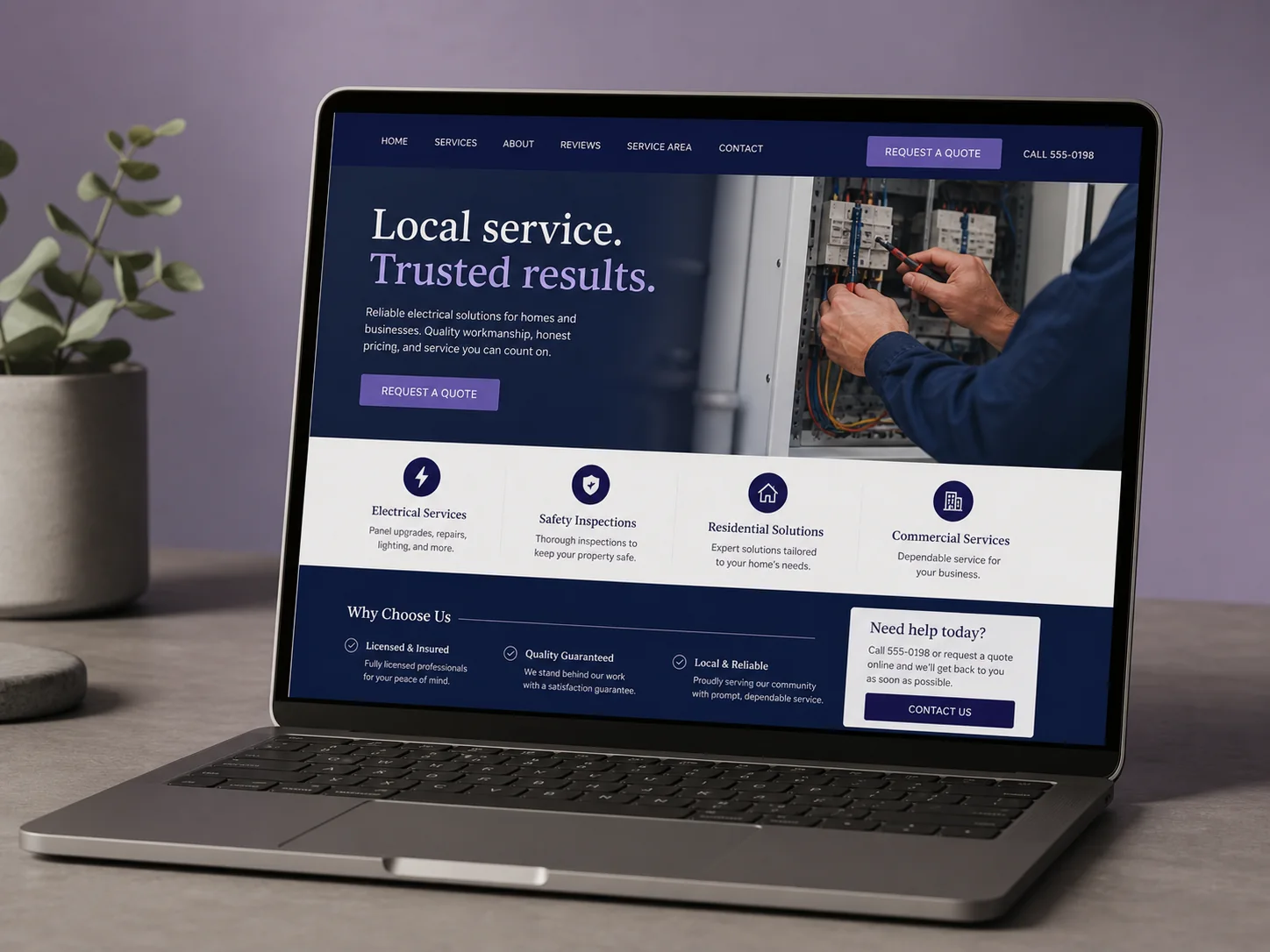 Notebook exibindo um site institucional profissional para uma empresa de serviços
